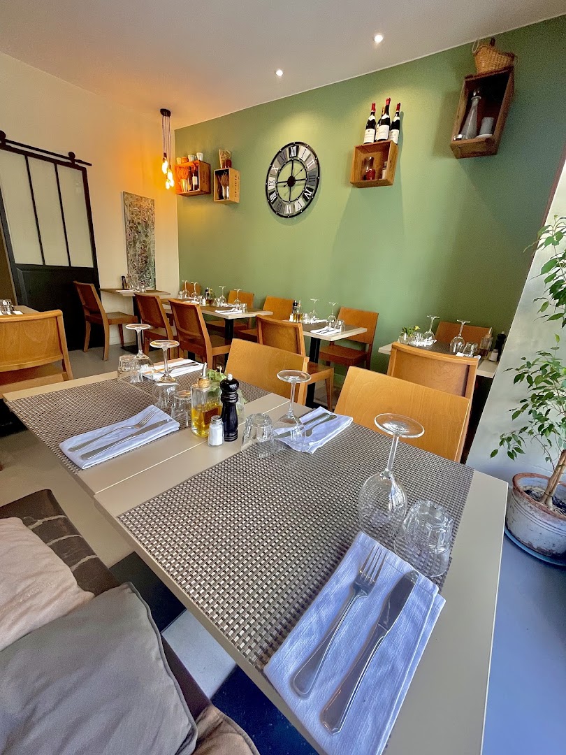 La salle vide du 7 Villermont avec ses tables dressées