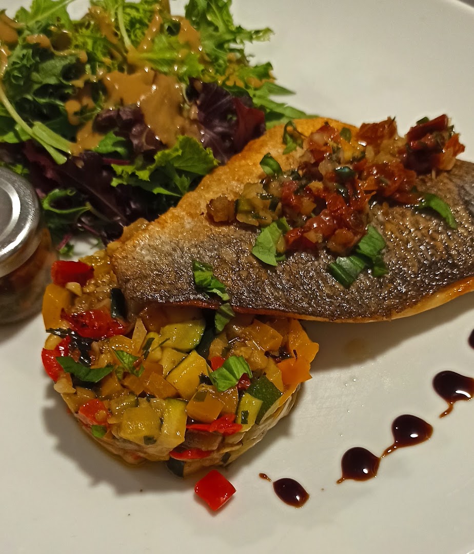 Un poisson accompagné de ratatouille