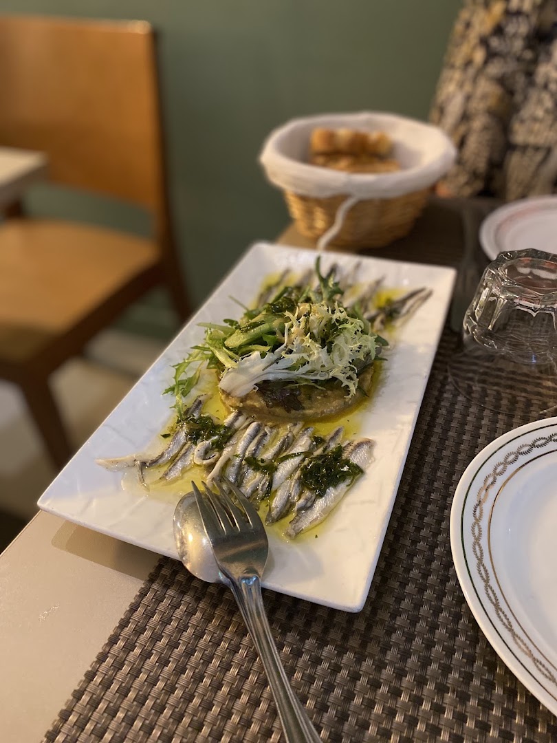 Des anchois accompagnés de jeunes feuilles