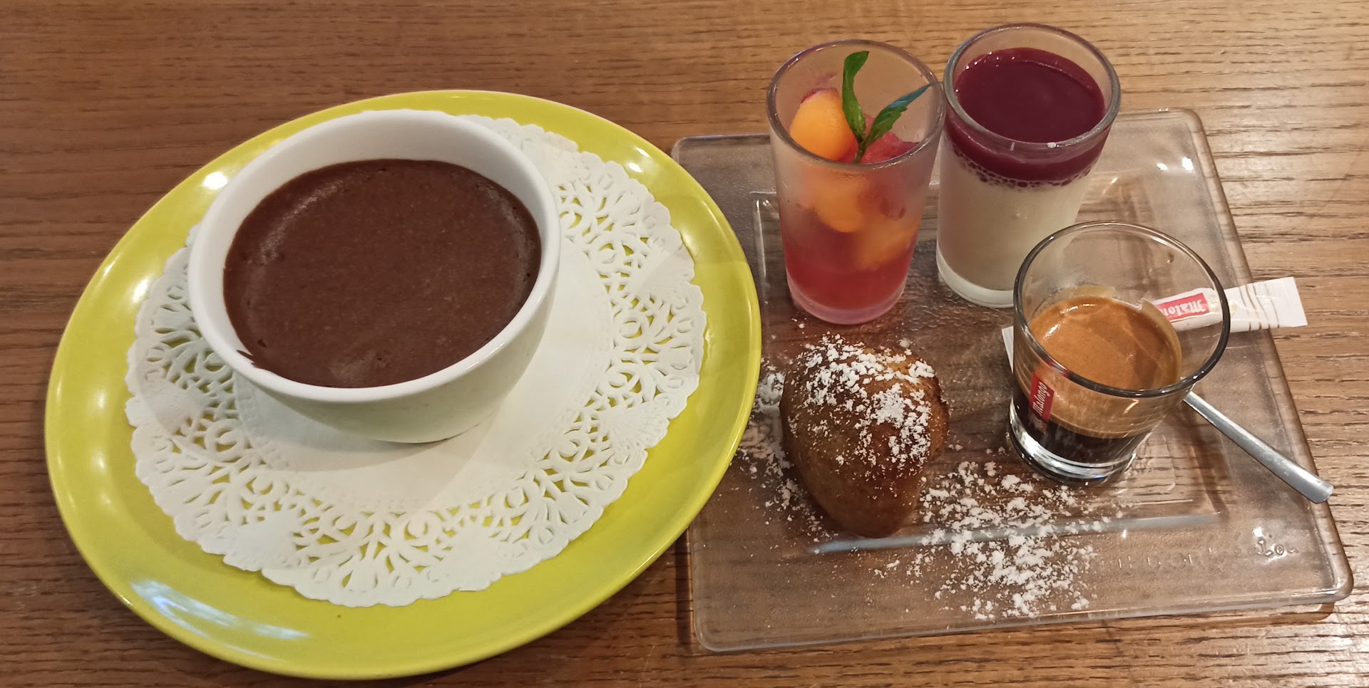 Un assortiment de desserts servi avec un café