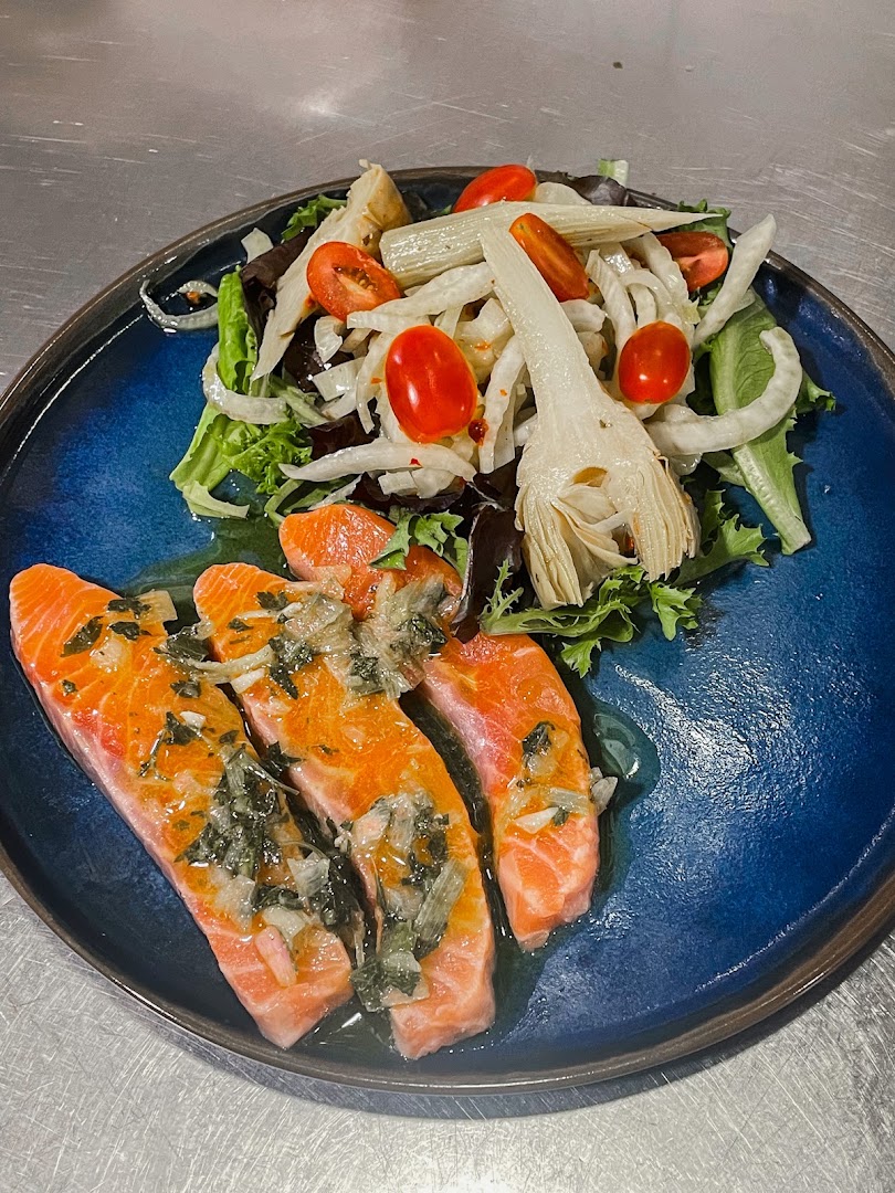Du saumon servi avec une salade d’artichauts